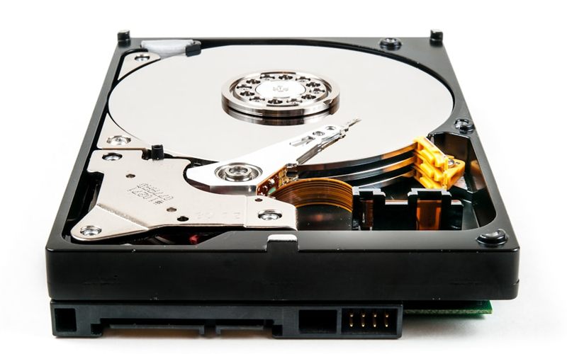 Açılmış hard disk ve okuma kafası